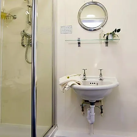 Hall Christian Retreat Centre Otel